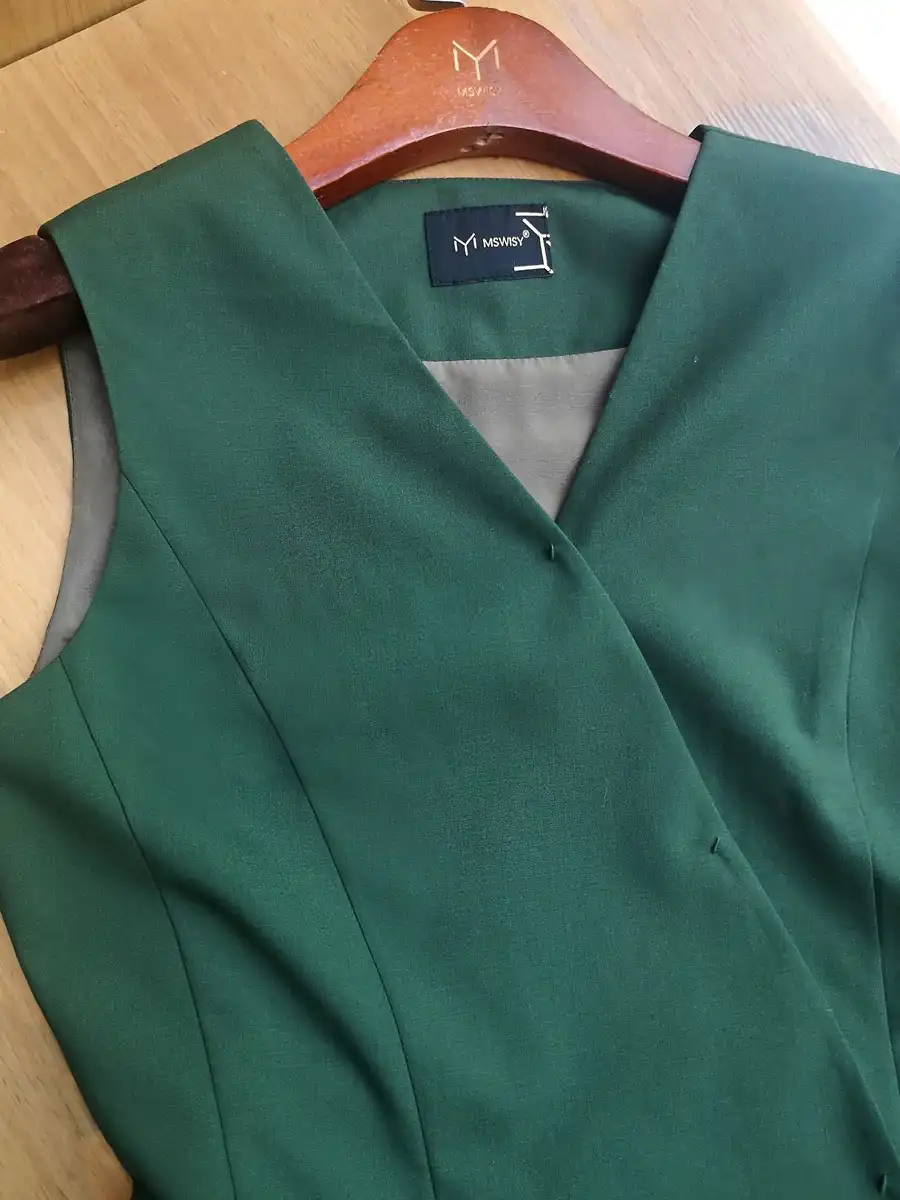 深绿色斜门襟无领收腰裙摆女式时装马甲