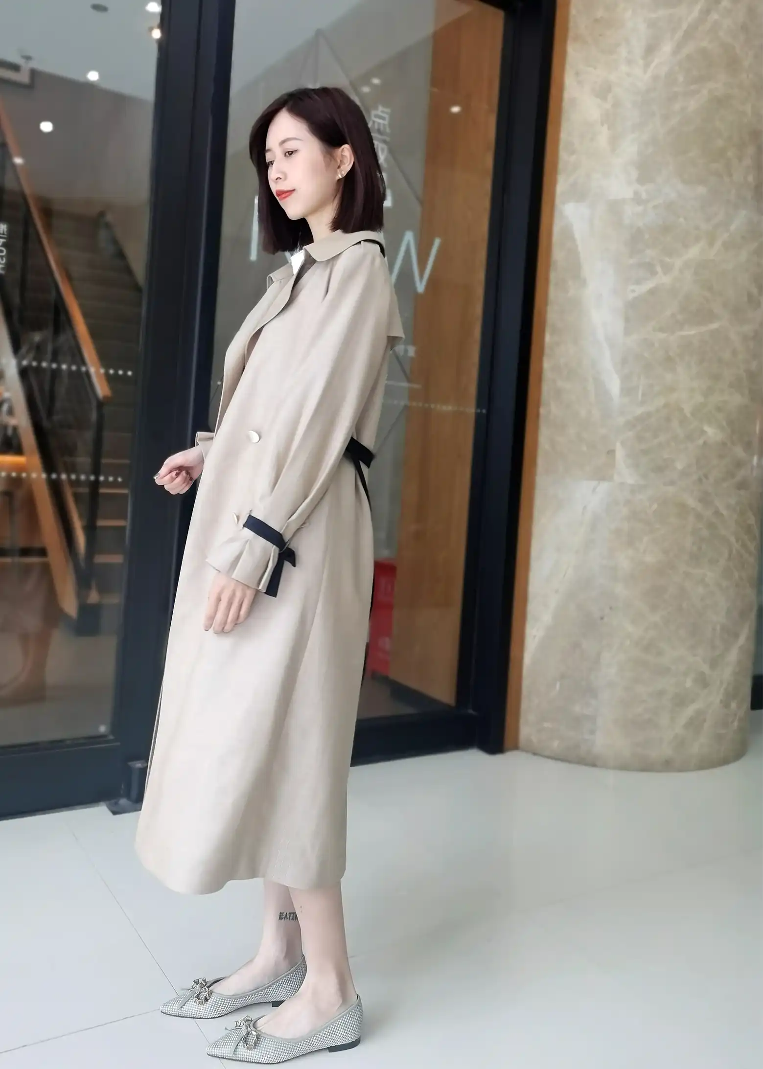 卡其色复古翻领女款长风衣