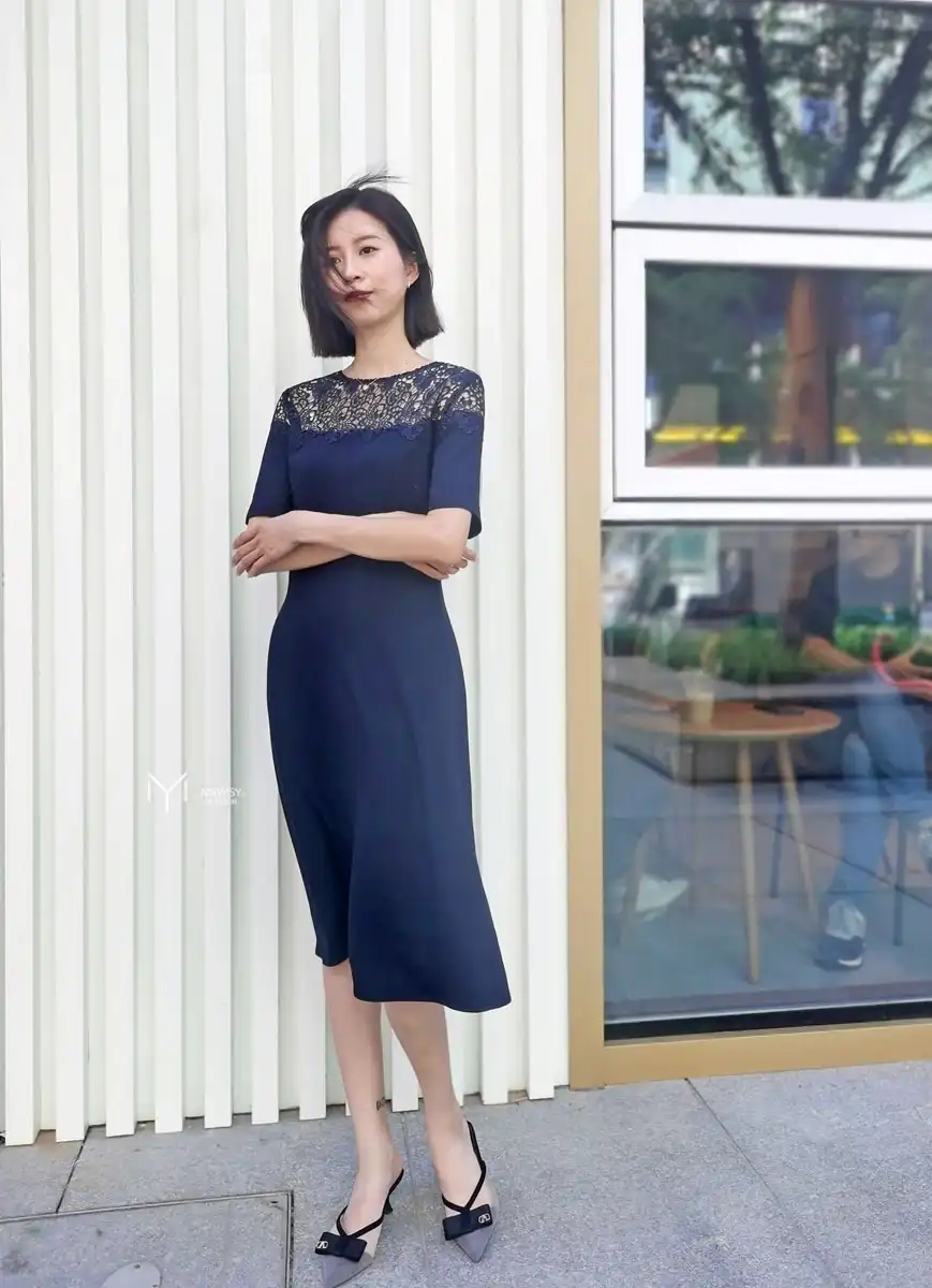 藏青色肩拼蕾丝小伞摆收腰连衣裙