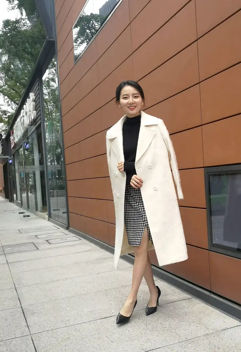 米白色羊毛提花长毛西装领女士大衣