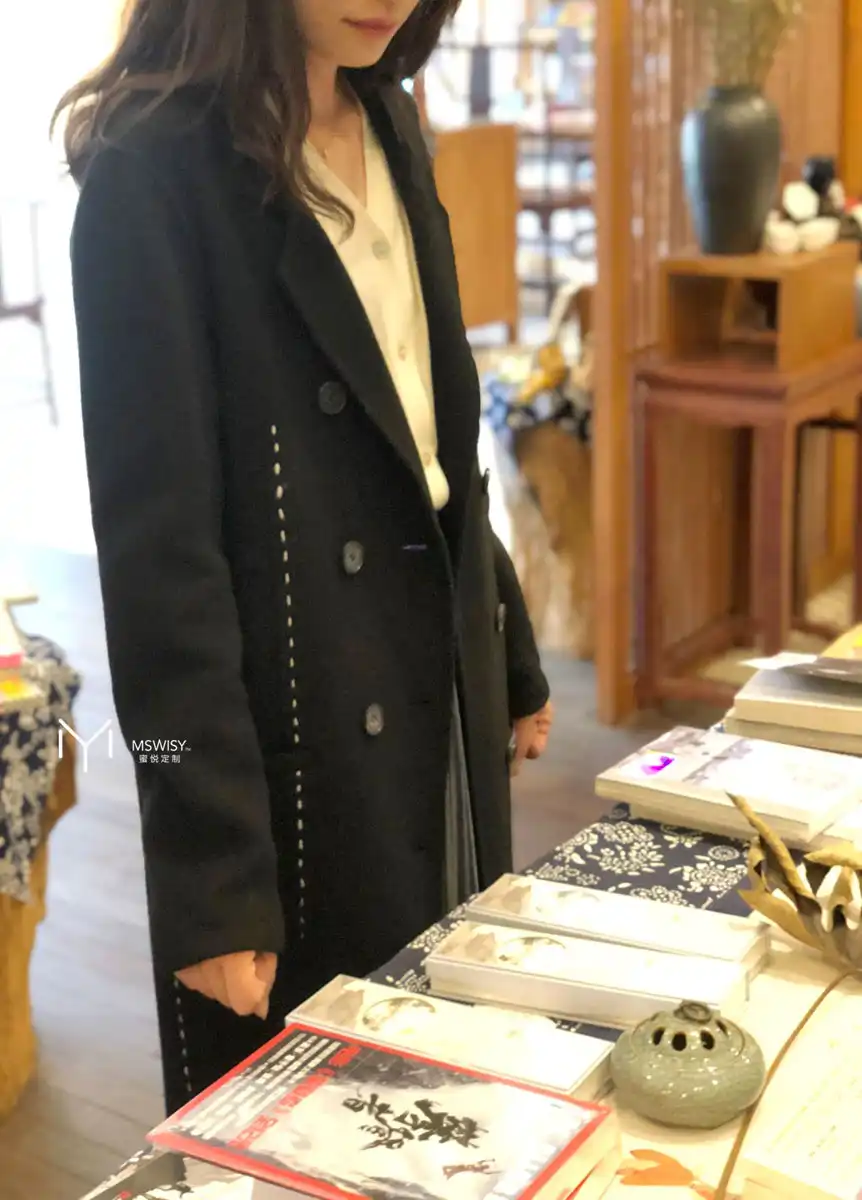 明线装饰直身双排扣羊毛大衣