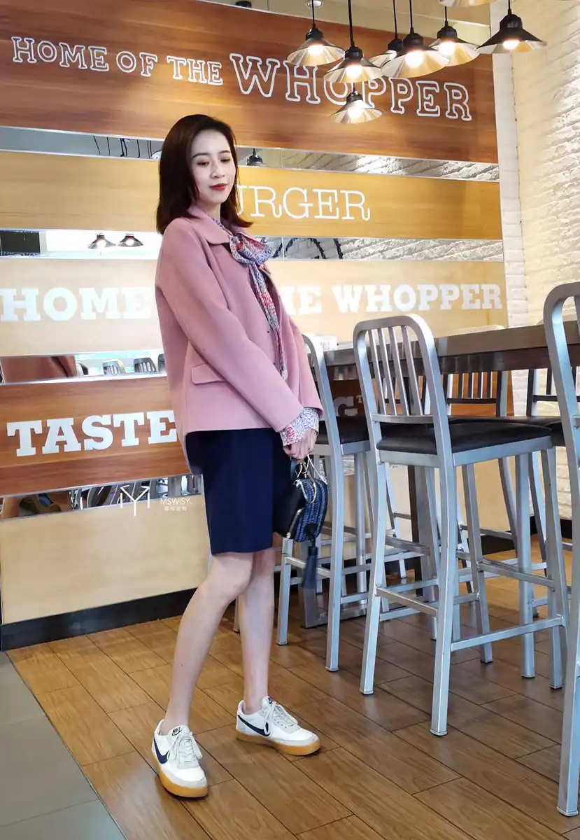 小翻领圆后摆双面羊绒短大衣