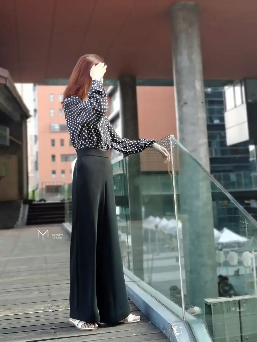 侧拼条腰封设计阔腿长裤