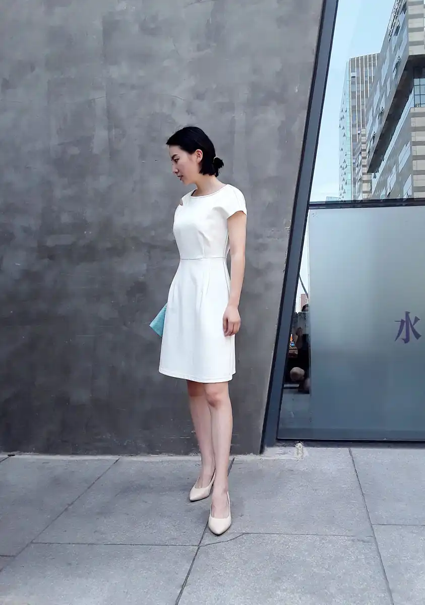 白色设计感露肩连衣裙