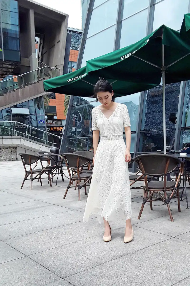 白色深V领短袖蕾丝连衣裙