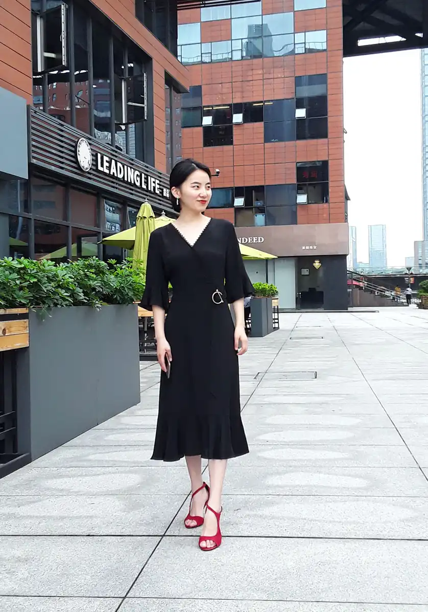 黑色喇叭袖V领斜襟鱼尾连衣裙