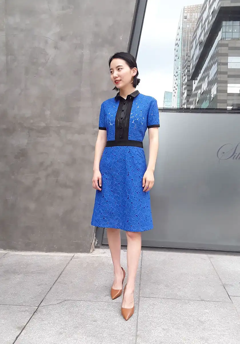 宝蓝色撞色衬衫领收腰蕾丝连衣裙