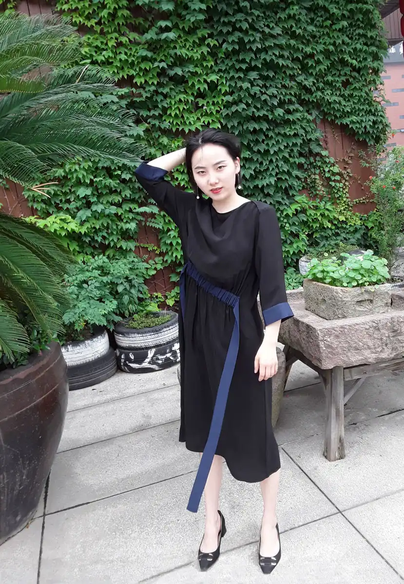 黑色真丝系腰带宽松连衣裙