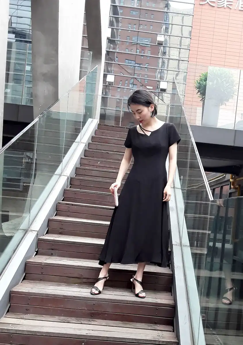 黑色不对称领型设计低腰线连衣裙