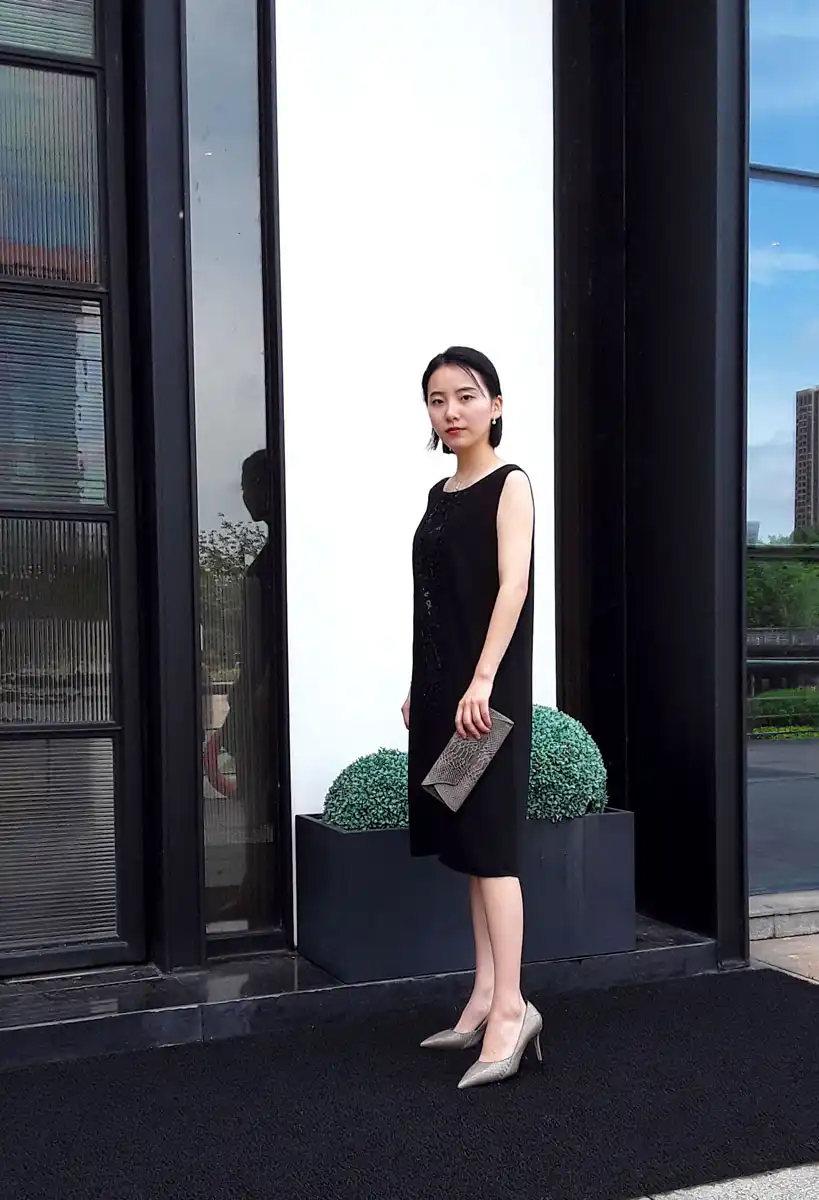 黑色胸前拼蕾丝H型连衣裙