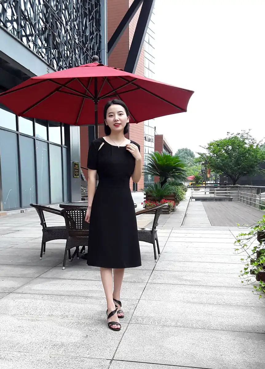 黑色圆领褶皱设计A摆连衣裙