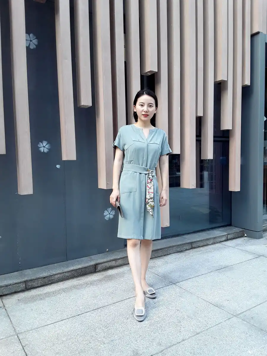 碎花纹圆领落肩包袖贴袋连衣裙