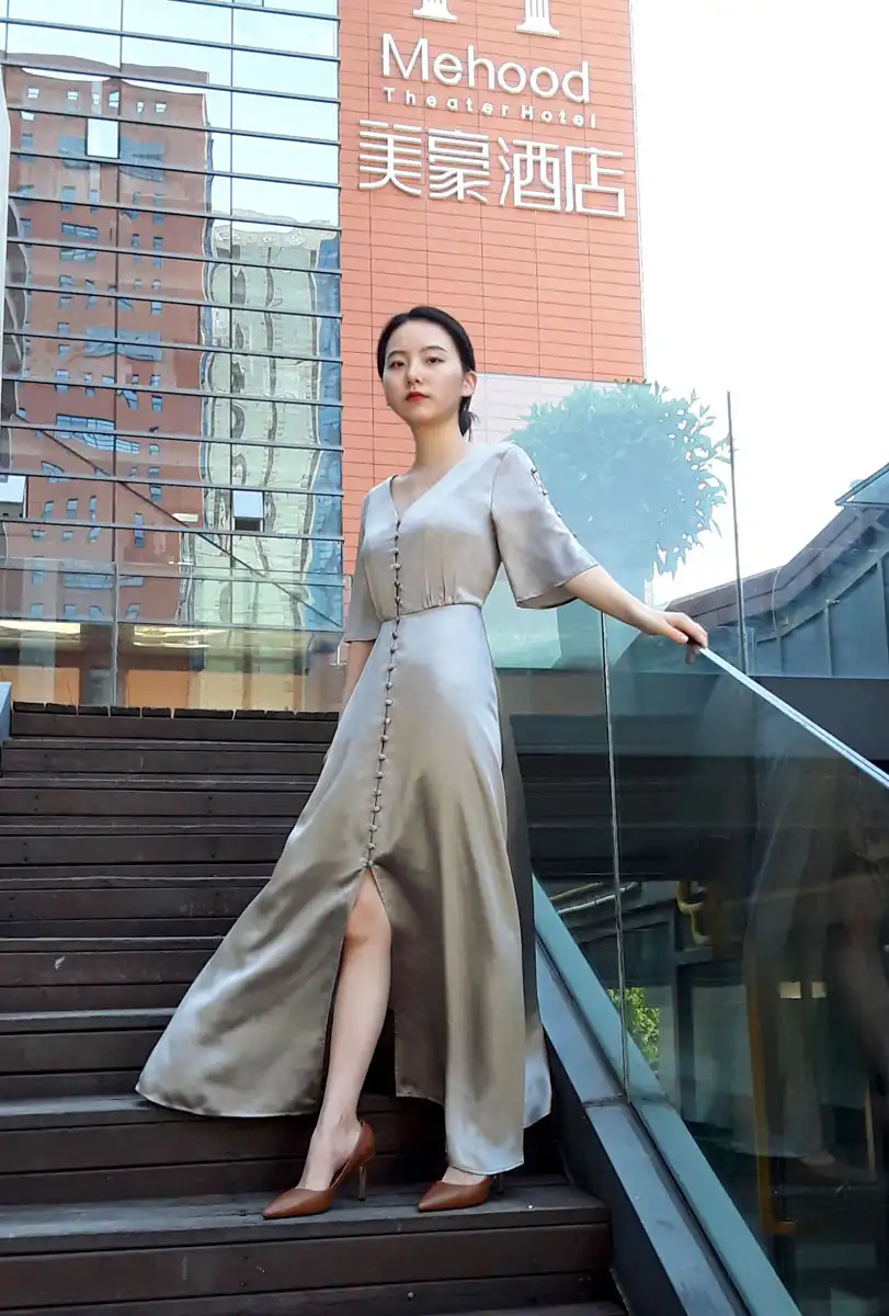 咖灰色真丝深V领高开衩礼服裙