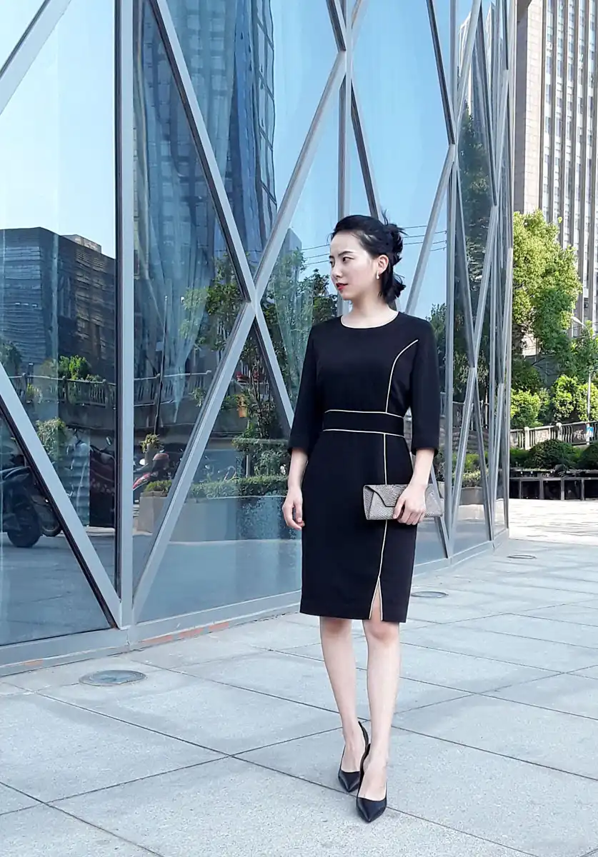 黑色包边中袖包臀连衣裙