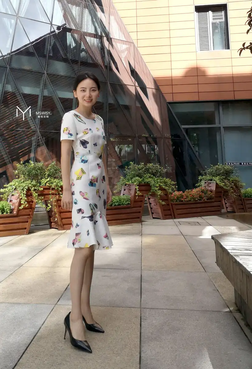 白底花圆领收腰鱼尾连衣小礼服