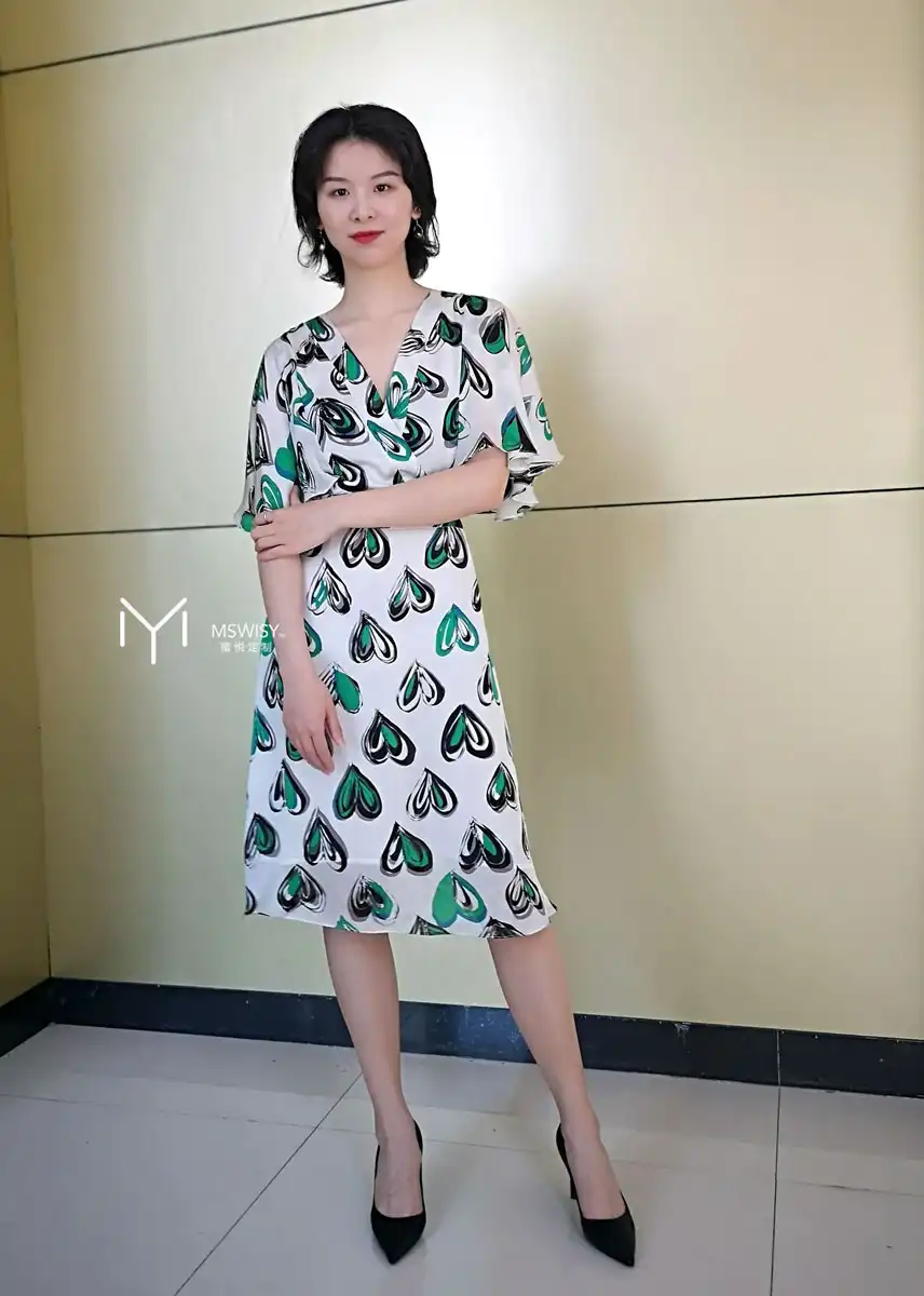 深V交叉领喇叭包袖连衣裙