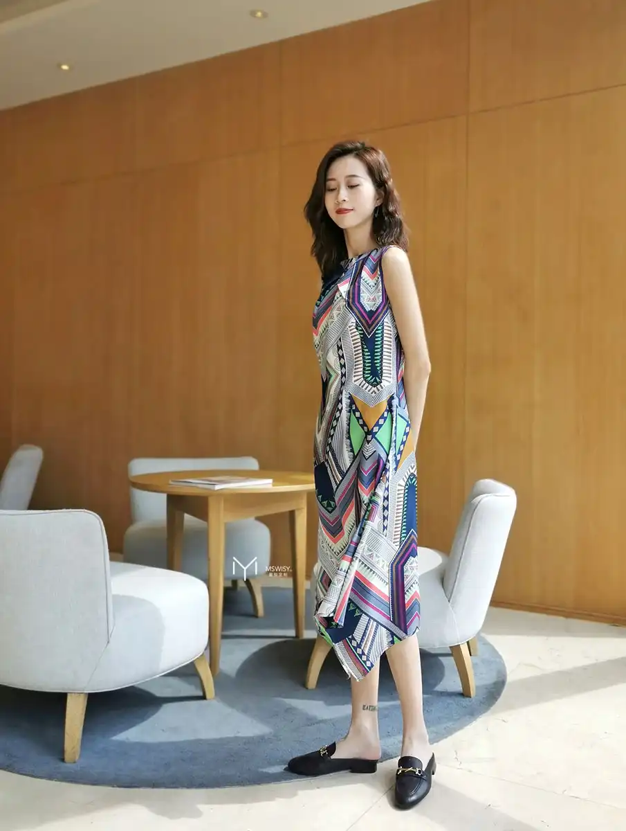 无袖不规则裙摆真丝连衣裙