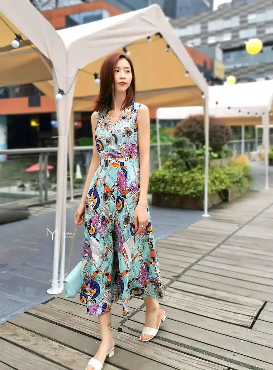 无袖深V大摆真丝连衣裙