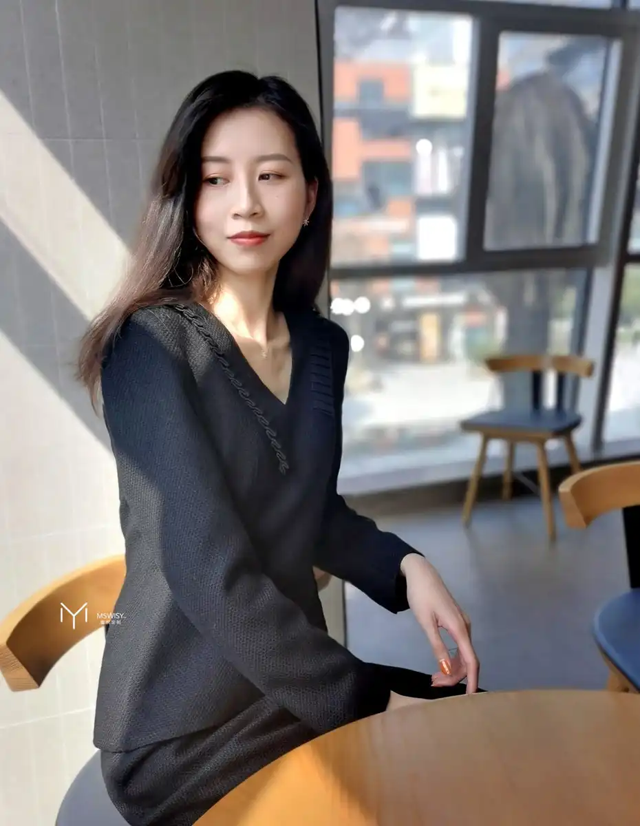 黑色木耳边V领假两件羊毛时装裙