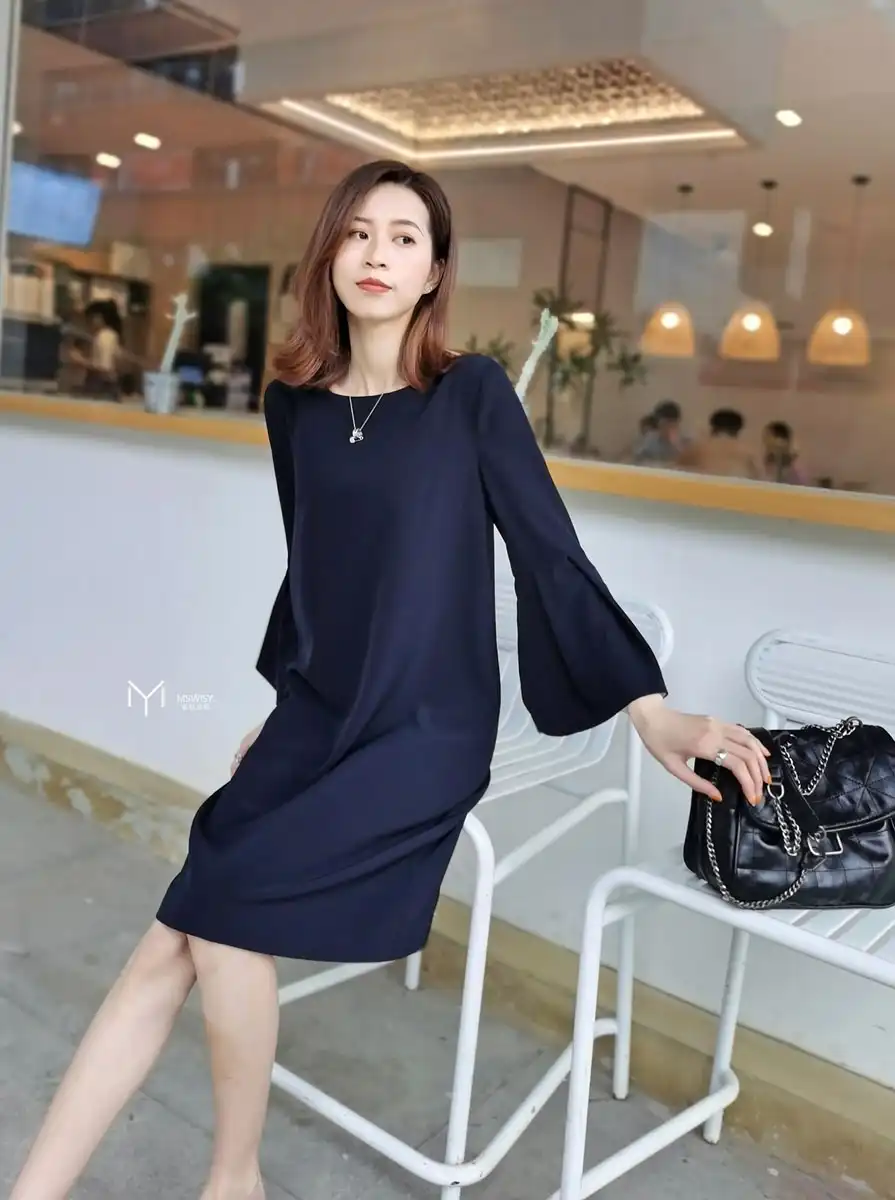 藏蓝色喇叭八分袖A版简洁连衣裙