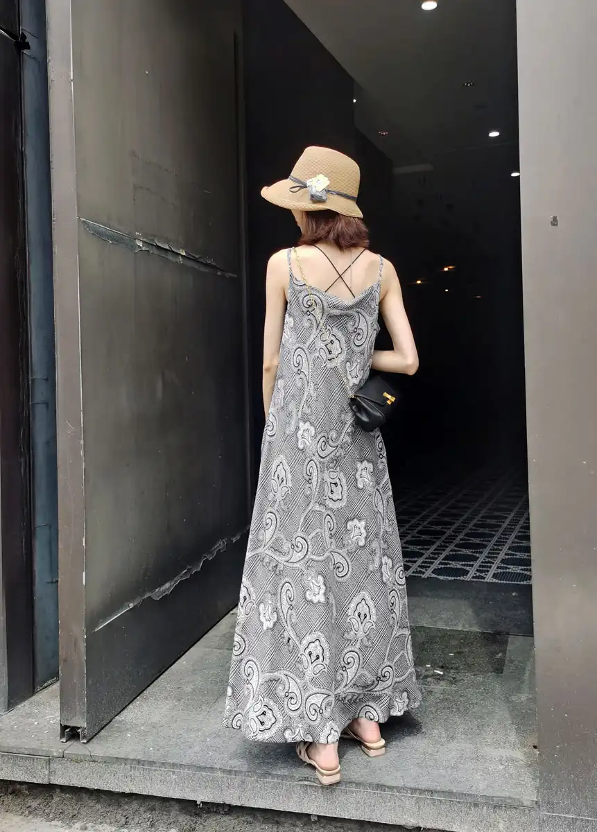 黑色格荡领斜裁真丝加长连衣裙