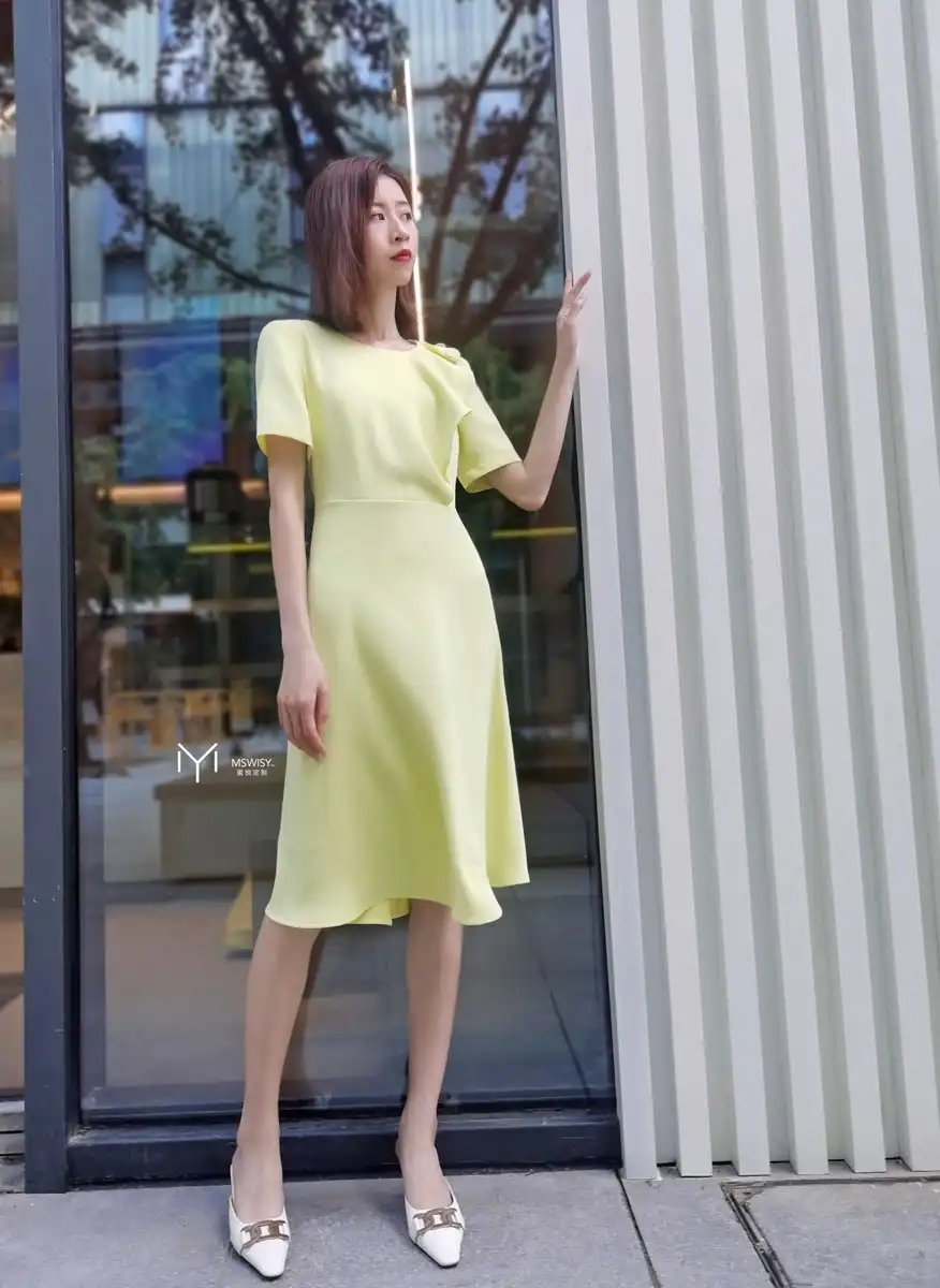 柠檬黄圆领单边木耳钉扣洋装裙