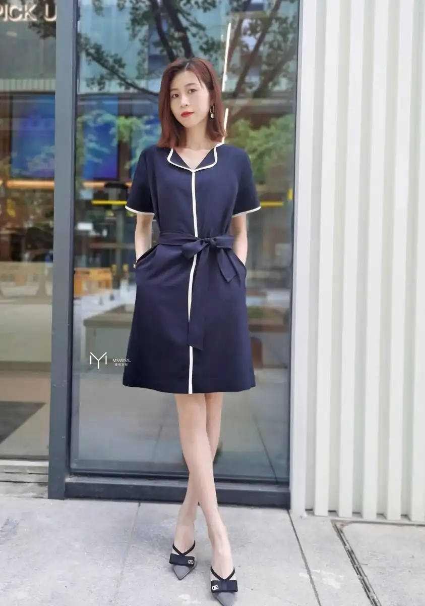 黑白翻领包边H型连衣裙